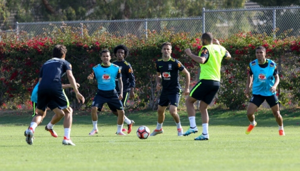 Brazilian national team footballer Dani Alves (2nd-L) in action during a training session June 1, 2016 in Los Angeles, California, in preparation for the Copa America 2016.