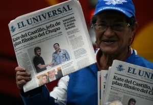Uma vendedora segura o jornal mexicano El Universal com a foto de Sean Penn apertando a m&atilde;o de "El Chapo", na Cidade do M&eacute;xico, no dia 10 de janeiro de 2016