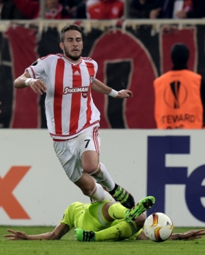 Olympiakos' Kostas Fortounis (top) fights for the ball with Anderlecht's Andy Najar during their round of 32 Europa League football game at the Karaiskaki stadium in Athens on February 25, 2016.