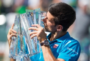 Novak Djokovic beija o trof&eacute;u que conquistou com a vit&oacute;ria sobre Raonic, em 20 de mar&ccedil;o, em Indian Wells