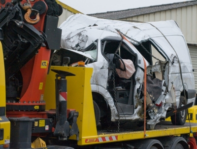 Os 12 ocupantes portugueses de um micro-&ocirc;nibus que partiu da Su&iacute;&ccedil;a e se dirigia para Portugal morreram na quinta-feira &agrave; noite em uma colis&atilde;o com um caminh&atilde;o no centro da Fran&ccedil;a, anunciaram as autoridades locais nesta sexta-feira.