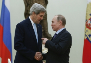 O secret&aacute;rio de Estado americano, John Kerry, e o presidente russo, Vladimir Putin, em Moscou, no dia 15 de dezembro de 2015