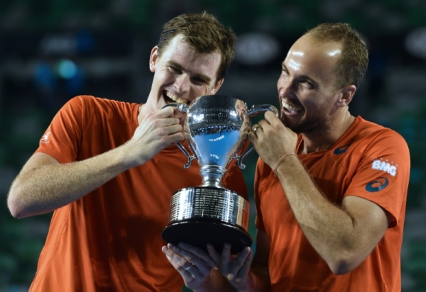 Bruno Soares (D) e Jamie Murray (E) posam com o trof&eacute;u das duplas masculinas do Aberto da Austr&aacute;lia, em 30 de janeiro, em Melbourne