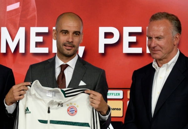 Foto de 23 de junho de 2013 mostra o espanhol Pep Guardiola sendo apresenado como novo t&eacute;cnico do Bayern de Munique, ao lado de Karl-Heinz Rummenigge, presidente do clube