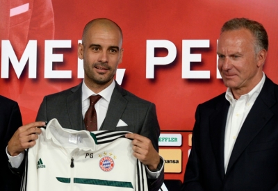 Foto de 23 de junho de 2013 mostra o espanhol Pep Guardiola sendo apresenado como novo t&eacute;cnico do Bayern de Munique, ao lado de Karl-Heinz Rummenigge, presidente do clube