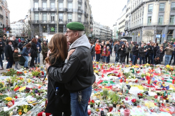 Um casal se abra&ccedil;a em meio a homenagem &agrave;s v&iacute;timas dos atentados da B&eacute;lgica, em Bruxelas, no dia 27 de mar&ccedil;o de 2016