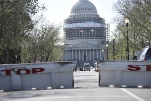 Policiais cercam o Capit&oacute;lio, em Washington, DC, no dia 28 de mar&ccedil;o de 2016