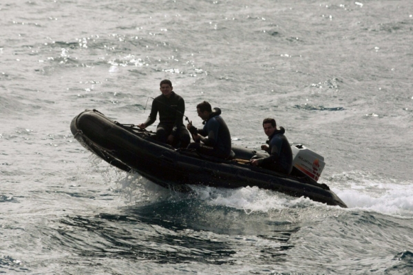 (Arquivo) Equipe de resgate da Marinha chilena &eacute; vista em Juan Fernandez, Chile, no dia 5 de setembro de 2011