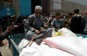 (16 mar) Civis iemenitas recebem ajuda do Programa Mundial de Alimentos, em Sanaa