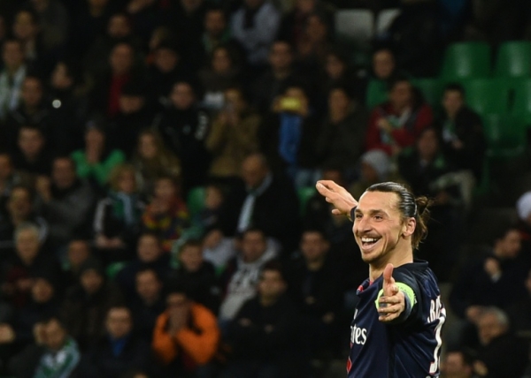 Zlatan Ibrahimovic comemora o segundo gol que marcou na vit&oacute;ria do PSG, em 31 de janeiro, em Saint-Etienne