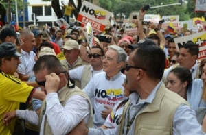 O senador e ex-presidente colombiano (2002-2010) Alvaro Uribe (centro) participa da passeata contra o governo Juan Manuel Santos e as negocia&ccedil;&otilde;es com as Farc, em Medell&iacute;n, em 2 de abril de 2016