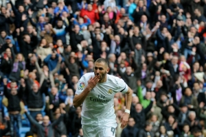 Karim Benzema, do Real Madrid, comemora gol durante partida contra o Sporting de Gijon, em Madri, no dia 17 de janeiro de 2016