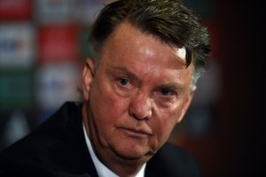 O t&eacute;cnico do Manchester United, Louis van Gaal, participa de uma entrevista coletiva em Old Trafford