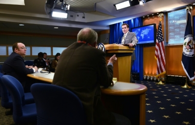 O porta-voz do Departamento de Estado, John Kirby, fala durante briefing di&aacute;rio no Departamento de Estado, em Washington, DC