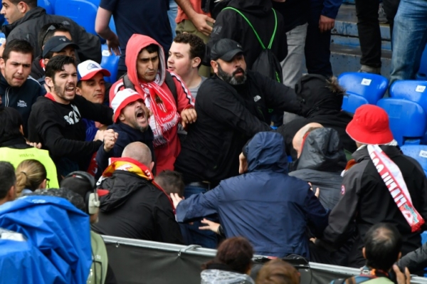 Torcedores do Sevilla e do Liverpool brigam durante partida no est&aacute;dio St Jakob-Park, na Basileia, no dia 18 de maio de 2016