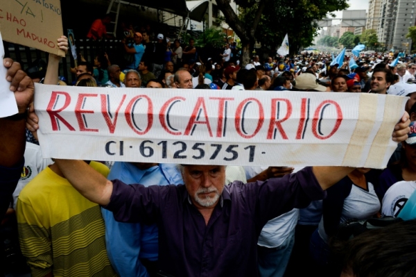 Manifestantes protestam pelo referendo revogat&oacute;rio contra o presidente Nicol&aacute;s Maduro, em Caracas, no dia 18 de maio de 2016