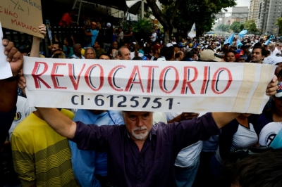 Manifestantes protestam pelo referendo revogat&oacute;rio contra o presidente Nicol&aacute;s Maduro, em Caracas, no dia 18 de maio de 2016