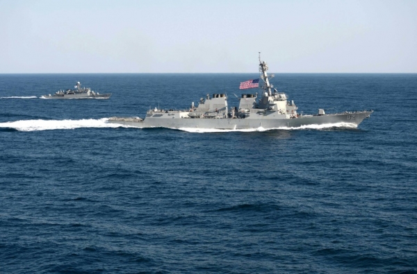 Um navio de guerra americano cruzou as 12 milhas n&aacute;uticas de uma ilha reivindicada pela China no Mar da China Meridional, a fim de enfatizar o direito dos Estados Unidos de circular nessas &aacute;guas disputadas, anunciou o Pent&aacute;gono