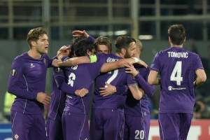 (Arquivo) Jogadores da Fiorentina comemoram gol durante partida contra o Tottenham, em Floren&ccedil;a, no dia 18 de fevereiro de 2016