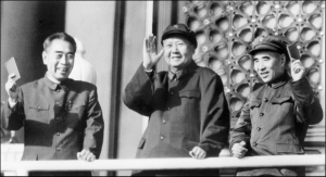 (1967) Mao (c) sa&uacute;da o povo na Pra&ccedil;a Tiananmen, em Pequim