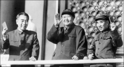 (1967) Mao (c) sa&uacute;da o povo na Pra&ccedil;a Tiananmen, em Pequim