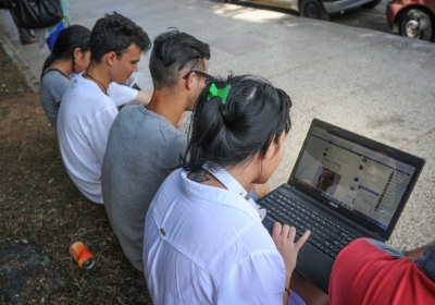 Cubanos acessam a internet, em Havana, no dia 2 de julho de 2015