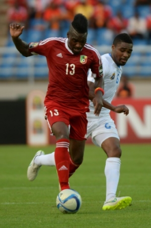 Congo's forward Bifouma Thievy (L) vies with Congo's defender Dimitry Davy Magnokele Bissiki during the 2015 African Cup of Nations quarter final football match between Congo and Republic of the Congo in Bata, on January 31, 2015. AFP PHOTO / KHALED DESOUKI