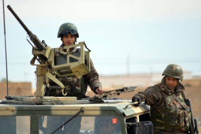 Membros das for&ccedil;as especiais da Tun&iacute;sia durante opera&ccedil;&atilde;o em Ben Guerdane, pr&oacute;ximo &agrave; fronteira com a L&iacute;bia, em 8 de mar&ccedil;o de 2016