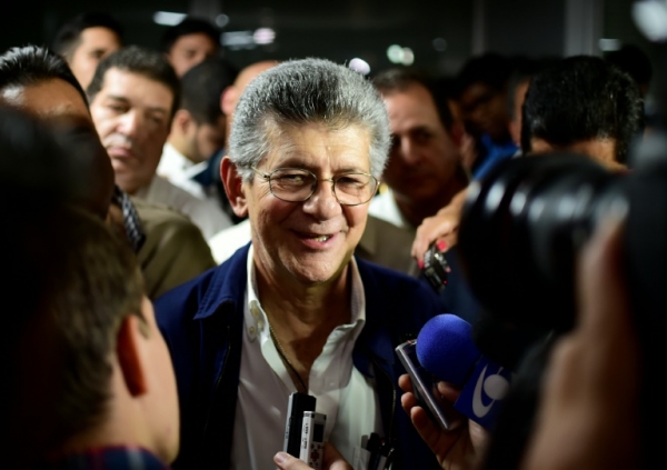 O deputado Henry Ramos Allup concede entrevistsa depois de ser eleito presidente da Assembleia Nacional da Venezuela