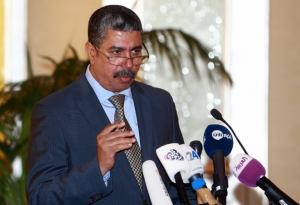 Foto de janeiro de 2016 do premi&ecirc; Khaled Bahah, deposto neste s&aacute;bado pelo presidente, Abdedrabbo Hadi