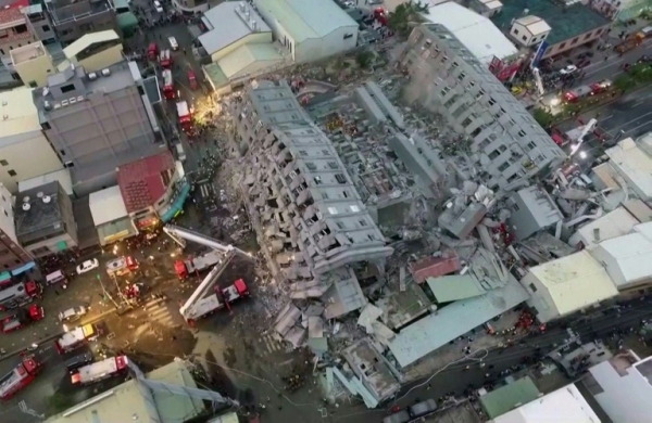 (Reprodu&ccedil;&atilde;o de TV) Um terremoto de 6,4 graus deixou neste s&aacute;bado em Taiwan 11 mortos e mais de 400 feridos, al&eacute;m de derrubar v&aacute;rios pr&eacute;dios, um deles de 16 andares, em cujos escombros estavam presas 30 pessoas
