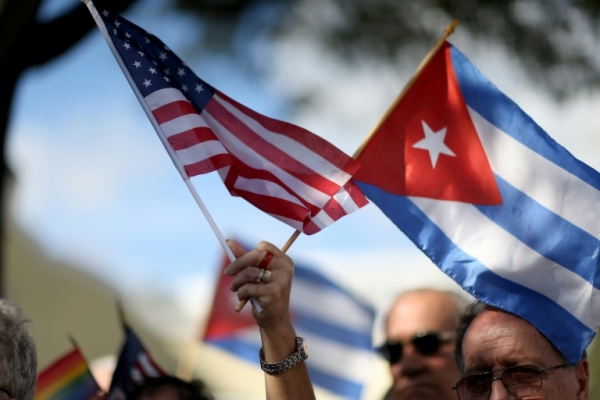 As bandeiras de Estados Unidos e Cuba s&atilde;o vistas em Miami, no dia 20 de dezembro de 2014