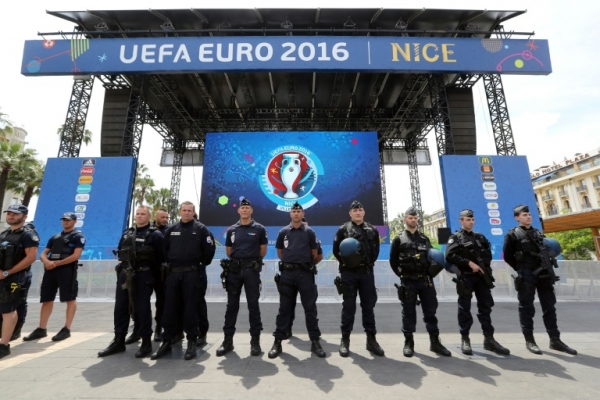 Policiais franceses s&atilde;o vistos em uma 'fan-zone', em Nice, no dia 8 de junho de 2016