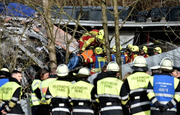 Socorristas observam os destro&ccedil;os dos trens que se chocaram