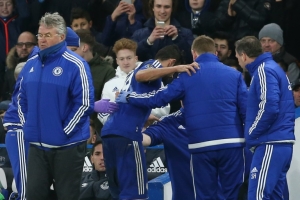 Diego Costa (C) &eacute; amparado por membros da comiss&atilde;o t&eacute;cnica do Chelsea depois de sofrer les&atilde;o na panturrilha, em 16 de agosto, em Londres