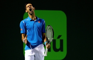 O servo Novak Djokovic comemora a vit&oacute;ria contra o tcheco Tomas Berdych, em Key Biscayne, uma aldeia na Fl&oacute;rida, no dia 30 de mar&ccedil;o de 2016