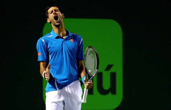 O servo Novak Djokovic comemora a vit&oacute;ria contra o tcheco Tomas Berdych, em Key Biscayne, uma aldeia na Fl&oacute;rida, no dia 30 de mar&ccedil;o de 2016