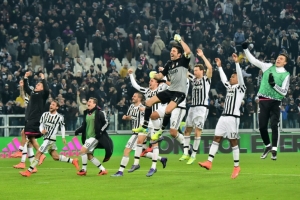 Jogadores da Juventus comemoram vit&oacute;ria sobre o Napoli, em Turim, no dia 13 de fevereiro de 2016