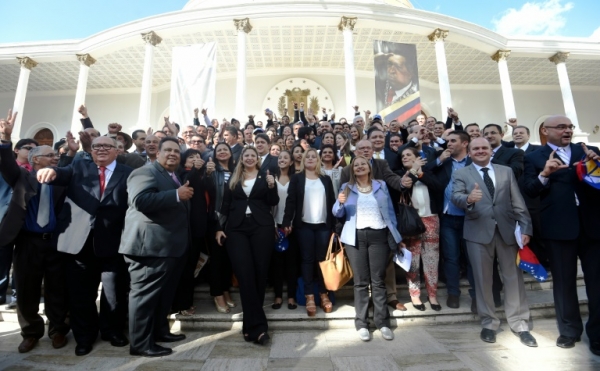 Deputados opositores posam para foto em frente &agrave; Assembleia Nacional, em Caracas, no dia 5 de janeiro de 2016