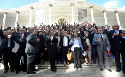 Deputados opositores posam para foto em frente &agrave; Assembleia Nacional, em Caracas, no dia 5 de janeiro de 2016
