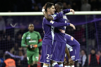 Jogadores do Toulouse comemoram gol durante partida contra o Olympique de Marselha, em Toulouse, no dia 13 de janeiro de 2016