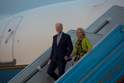 O vice-presidente americano, Joe Biden, e sua esposa, Jill Biden, chegam ao Aeroporto Internacional Ben Gurion, em Israel, no dia 8 de mar&ccedil;o de 2016