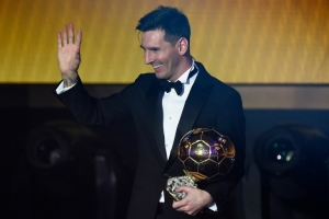 Lionel Messi recebe a Bola de Ouro da Fifa, em Zurique, no dia 11 de janeiro de 2016