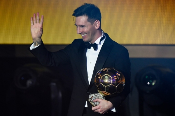 Lionel Messi recebe a Bola de Ouro da Fifa, em Zurique, no dia 11 de janeiro de 2016