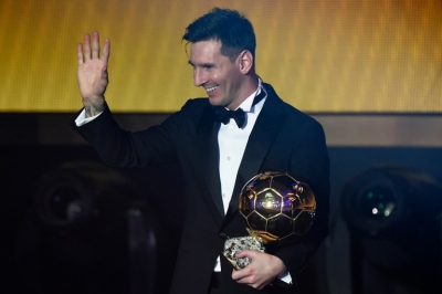 Lionel Messi recebe a Bola de Ouro da Fifa, em Zurique, no dia 11 de janeiro de 2016