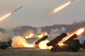 A Coreia do Norte divulgou neste s&aacute;bado um novo v&iacute;deo de propaganda, sob o t&iacute;tulo amea&ccedil;ador de "&Uacute;ltima oportunidade", em que mostra um suposto lan&ccedil;amento de m&iacute;ssil nuclear submarino contra os Estados Unidos e que se encerra com a bandeira americana em chamas