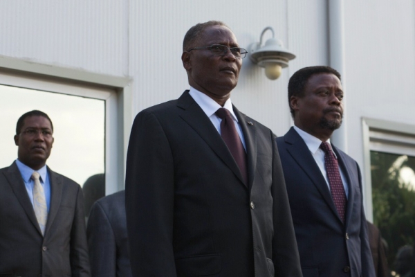 (Fevereiro) O presidente interino do Haiti, Jocelerme Privert (c), e o primeiro-ministro, Fritz Jean (d)