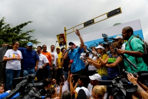 (14 mai) Capriles participa de uma manifesta&ccedil;&atilde;o contra Maduro em Caracas