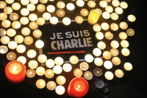 (Arquivo) Imagem registrada no dia 7 de janeiro de 2015 de velas e uma placa com os dizeres "Je suis Charlie" (Eu sou Charlie) em homenagem &agrave;s v&iacute;timas do atentado ao seman&aacute;rio Charlie Hebdo