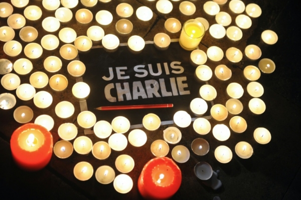(Arquivo) Imagem registrada no dia 7 de janeiro de 2015 de velas e uma placa com os dizeres "Je suis Charlie" (Eu sou Charlie) em homenagem &agrave;s v&iacute;timas do atentado ao seman&aacute;rio Charlie Hebdo